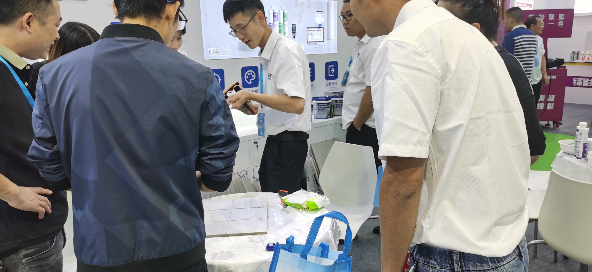 展会现场施工演示.jpg